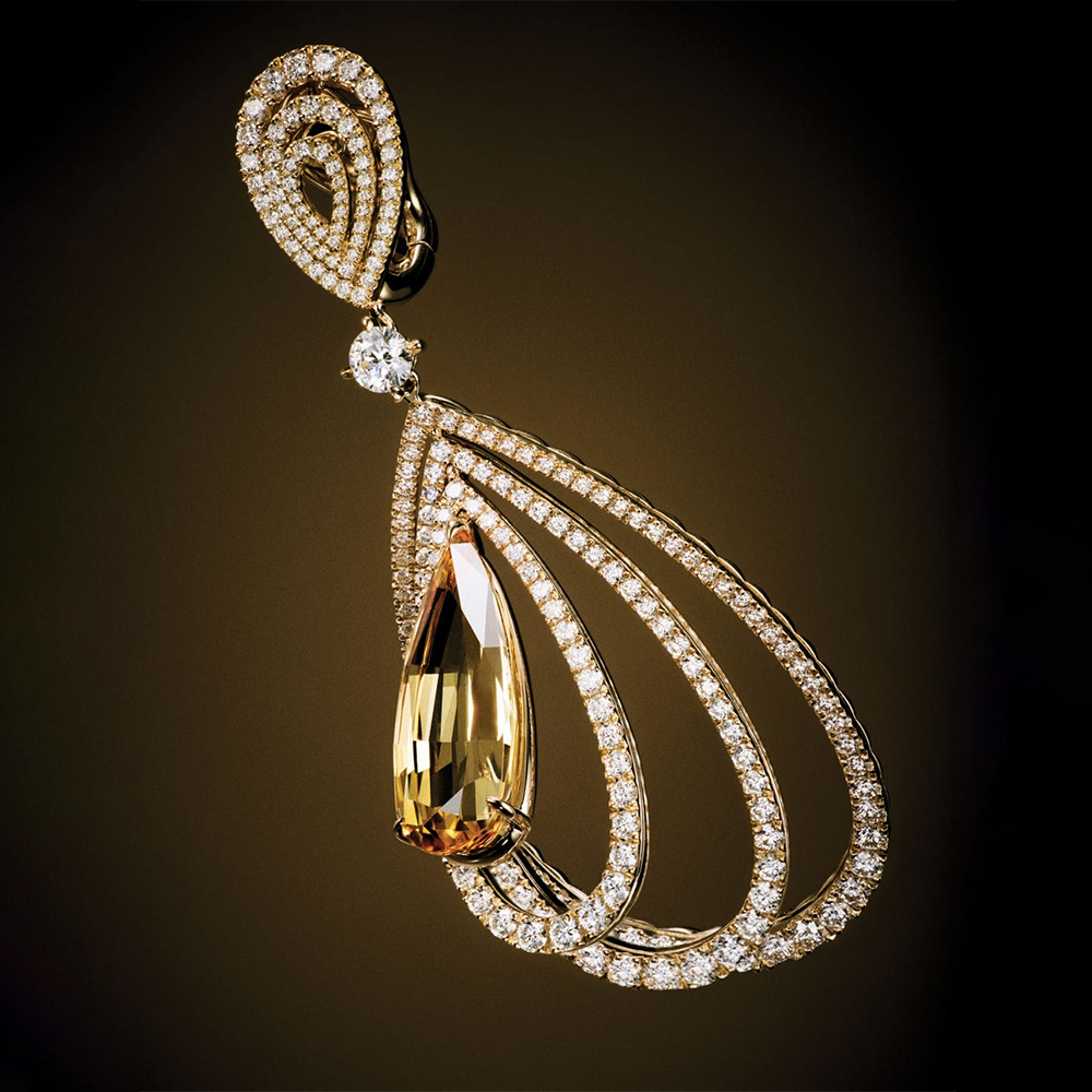 Teardrop diamond elegance in gold