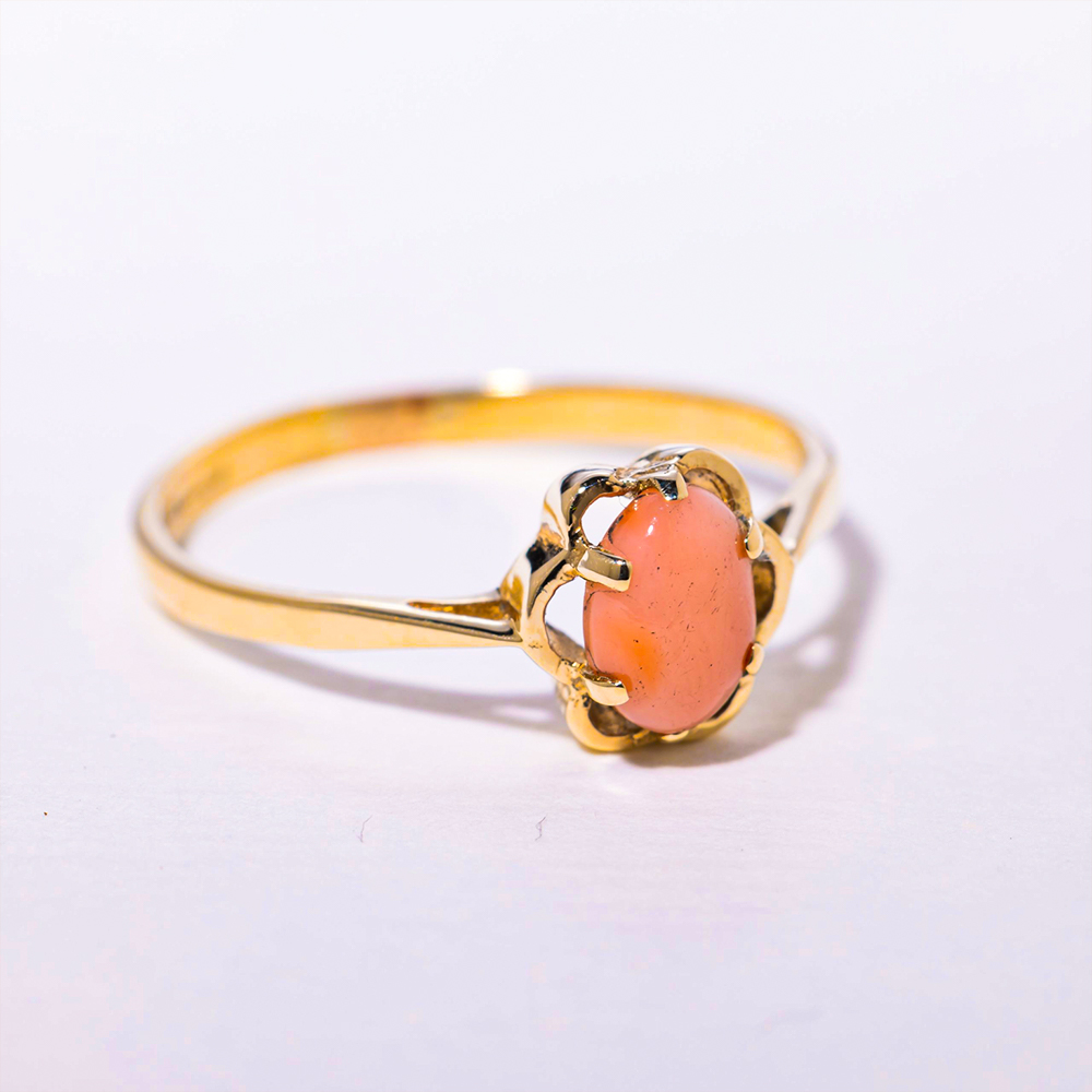 Classic gold coral cabochon ring